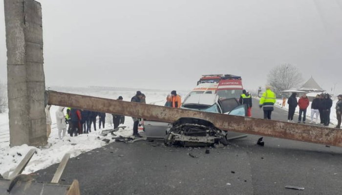 VIDEO 🎦 O femeie a murit, după ce un limitator de înălțime a căzut peste mașina în care se afla