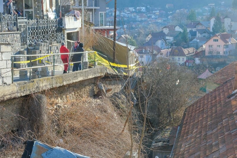 alunecare de teren brașov stradă