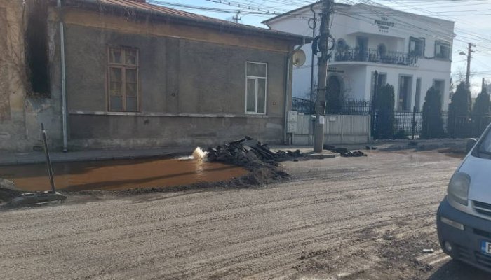 FOTO | Au săpat până au dat de apă. Incident în timpul lucrărilor de pe strada Maramureș din Ploiești