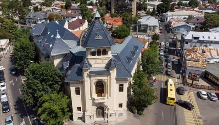 Ploieșteanul plasat în arest la domiciliu pentru act sexual cu un minor este profesor de Educație fizică într-un colegiu din Ploiești