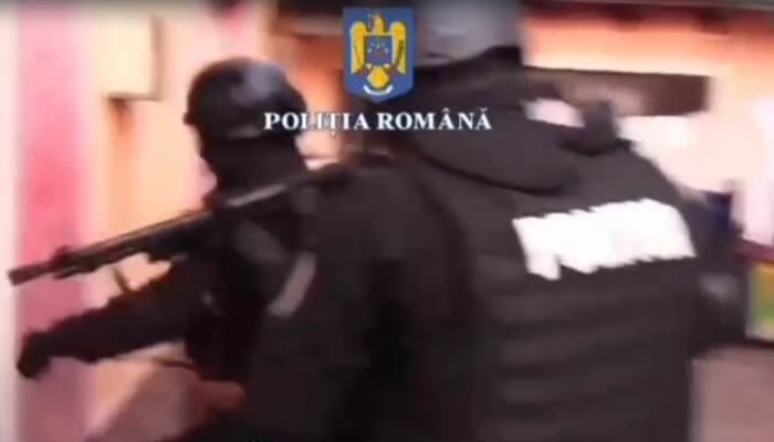 VIDEO 🎦 Bătăușii care au atacat un tânăr, cu bâte și topoare, în centrul Ploieștiului, au fost depistați de Poliție