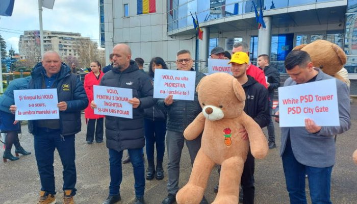 „Volosevici, plimbă ursul!” Protest al AUR la Primăria Ploiești 🎦 VIDEO