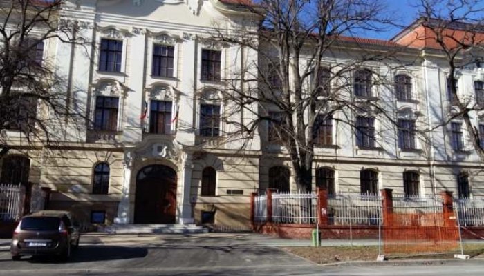 Zeci de elevi și profesori de la un colegiu au ajuns la spital, intoxicați. Cursurile au fost suspendate