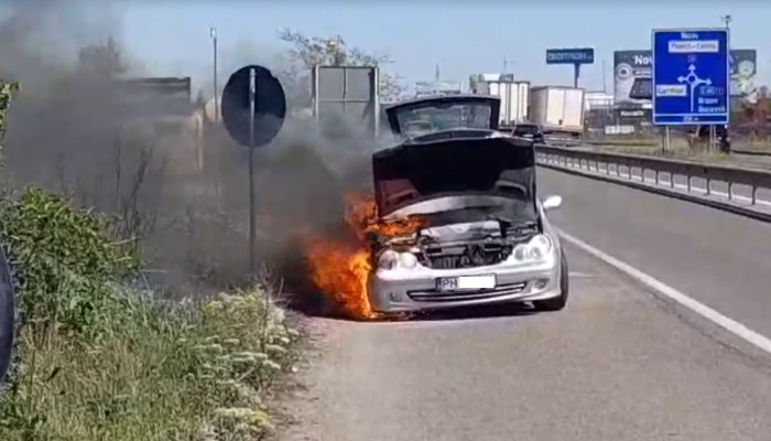 VIDEO 🎦 Autoturism în flăcări pe DN1, între Ploiești Shopping City și Metro