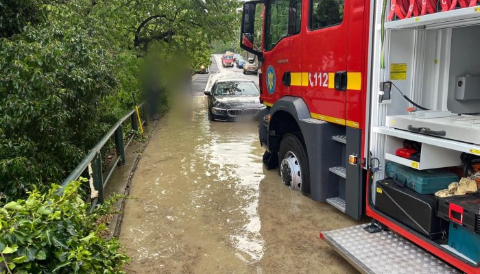 FOTO Inundație pe DN 1, la Sinaia. Traficul este îngreunat