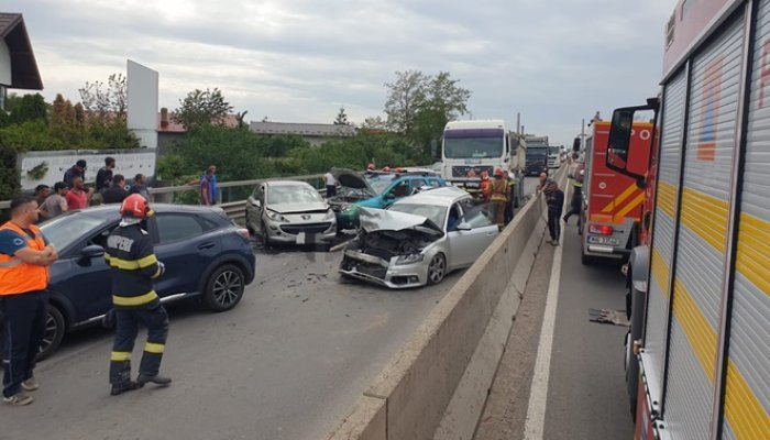 6 mașini și un TIR, accident la intrarea în Ploiești