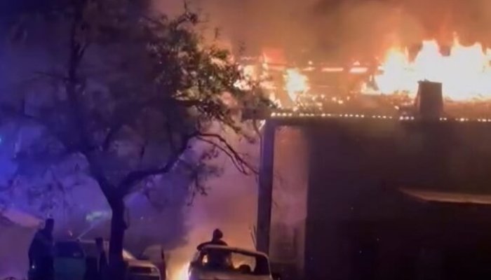 Un bărbat din Moroeni a ajuns la spital cu arsuri, după ce un incendiu i-a cuprins casa și mașina