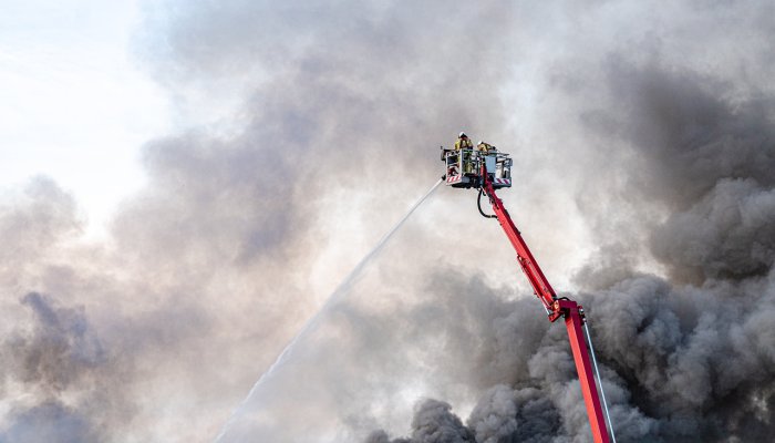 Incendiu la o fostă fabrică din Ploiești. A fost sesizată Garda de Mediu