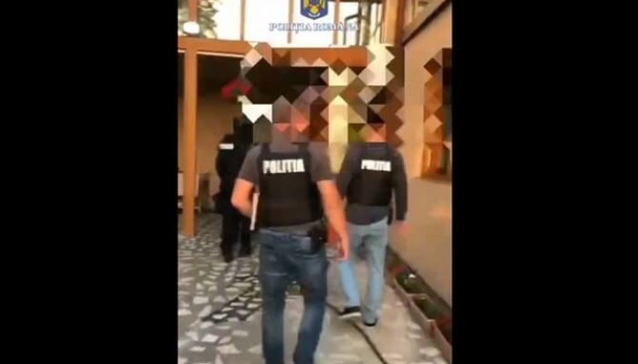 Doi bărbați reținuți și o femeie sub control judiciar, după ce ar fi terorizat o ploieșteancă, pentru a pune mâna pe proprietatea acesteia