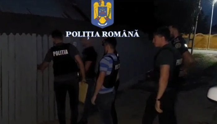 VIDEO 🎦 Percheziție derulată de polițiștii prahoveni, la un suspect de furturi din autoturisme. Dădea o lovitură pe zi