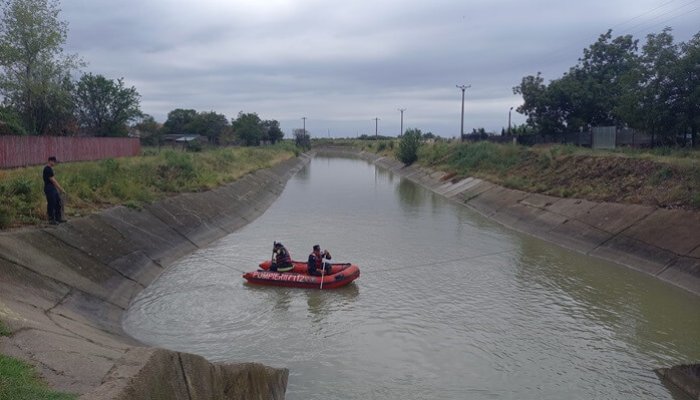 o femeie ar fi căzut într-un canal cu apă din merei