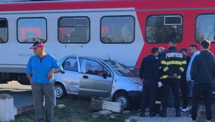 mașină lovită de tren