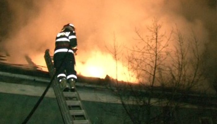 Incendiu violent, azi-noapte, și la Secăria. Focul amenința să se extindă la vecinătăți