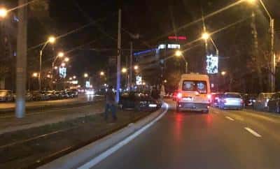 Accident pe Șos. Vestului. Un BMW a ajuns pe linia de tramvai