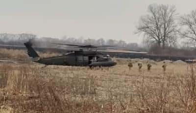 VIDEO Militari americani în misiune la granița dintre România și Ucraina. Un elicopter Black Hawk a aterizat pe câmp