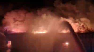 VIDEO Incendiu devastator la Mizil. A luat foc fabrica de mezeluri! / UPDATE - Două persoane rănite