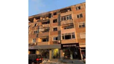 ALERTĂ. Explozie urmată de incendiu într-un bloc din Carei. A fost activat activat Planul Roşu de Intervenţie