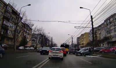 Troleibuz implicat într-un accident, în Ploiești. Șoferul unui autoturism a fost rănit