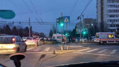 PLOIEȘTI: Ambulanță implicată într-un accident, pe Șos. Vestului (FOTO)