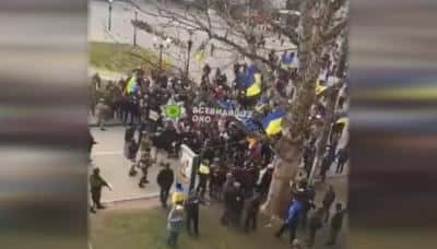 VIDEO Sute de oameni protestează în Melitopol, dar și în Herson, primul oraș mare ocupat de ruși