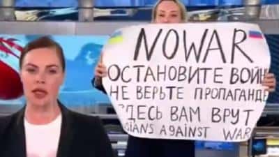 VIDEO – Protest în direct la o televiziune de stat din Rusia. Jurnalista care a afișat mesajul antirăzboi a fost arestată