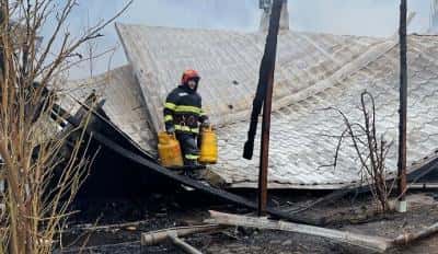 FOTO și VIDEO Gospodărie mistuită de incendiu, la Chiojdeanca