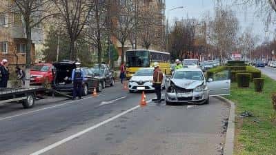 FOTO EXCLUSIV Accident în vestul Ploieștiului. Șoferul unui BMW ar fi intrat în intersecție pe roșu