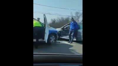 VIDEO Autospecială de Poliție implicată într-un accident pe DN 1B. Polițistul aflat la volan a fost rănit