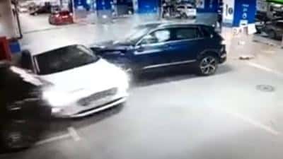 Doi răniţi, după un accident produs în parcarea unui mall din Capitală