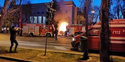 FOTO și VIDEO Un bărbat a intrat cu mașina în gardul Ambasadei Rusiei la București, apoi și-a dat foc. Individul, președintele asociației TATA, era judecat pentru abuzarea sexuală a fiicei sale vitrege