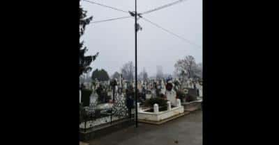 Hoț de coroane surprins de camerele de supraveghere din cimitirul Mihai Bravu