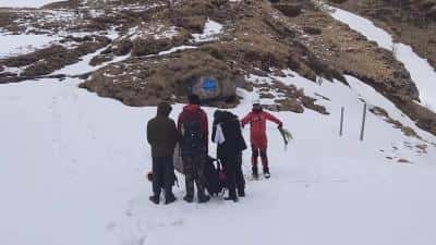 VIDEO Zeci de turiști au urcat pe traseele din Bucegi în blugi și pantofi de vară. Unii au chemat salvamontiștii