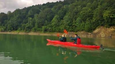 Plimbări în caiace pe lacul Paltinu, în acest weekend