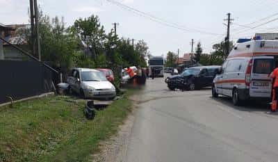 Pieton ucis într-un accident cu patru mașini, joi, în Prahova. În eveniment a fost implicat și un dric