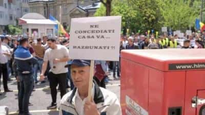 Protest la STB, după ce peste 200 de şoferi au fost concediaţi