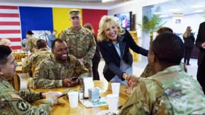 Jill Biden, prima doamnă a SUA, va vizita sâmbătă o şcoală din Bucureşti, alături de Carmen Iohannis