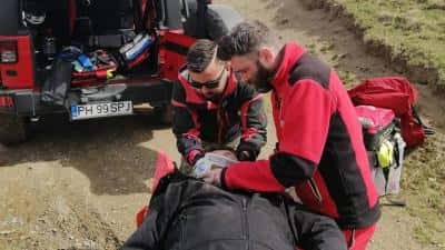 FOTO | Tânăr de 15 ani, recuperat de salvamontişti după ce a căzut pe un traseu de mountain bike din Azuga