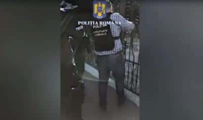 VIDEO - Descinderi cu mascați, la mai multe adrese din Ploiești. Au fost vizate și două ghicitoare