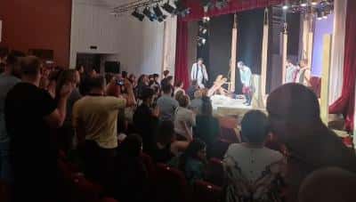 VIDEO Spectacolul “O noapte furtunoasă”, de la “Toma Caragiu”, a câștigat jumătate dintre premiile Festivalului de Teatru de la Buzău