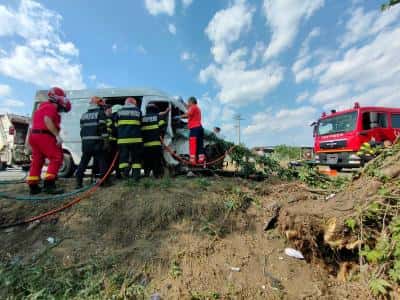 FOTO și VIDEO Accident pe Centura de Est a Ploieștiului. Trei răniți, inclusiv doi minori încarcerați, după ce o autoutilitară s-a izbit de copaci