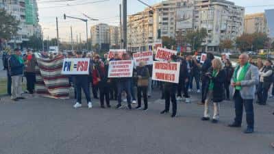 Protest organizat de Forţa Dreptei în Ploieşti. Oamenii au cerut demisia autorităţilor locale şi judeţene 🎦 VIDEO