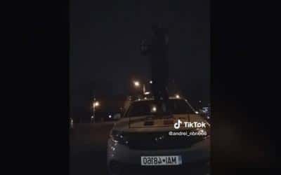 VIDEO 🎦 Un tânăr din Ploiești s-a filmat dansând pe manele, pe o mașină de Poliție, și a pus imaginile pe Tik Tok