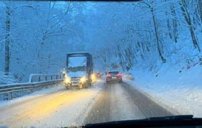 INFOTRAFIC. Cum se circulă pe drumurile naționale și autostrăzi, vineri dimineață. Ninsoare în 16 județe