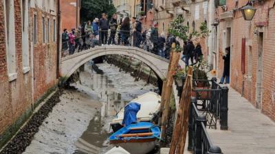 Canalele din Veneţia au secat din cauza secetei | FOTO