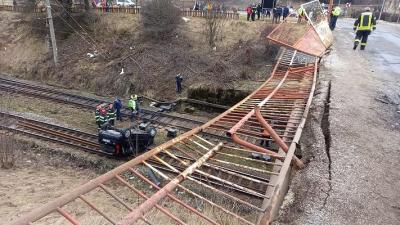 FOTO 📸 Trafic feroviar restricționat la Predeal! Un șofer a căzut cu mașina pe calea ferată