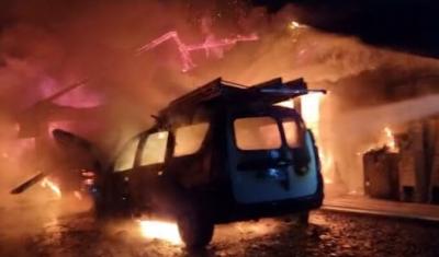 VIDEO 🎦 Mai multe vehicule și utilaje au ars într-un incendiu izbucnit la un service auto din Prahova