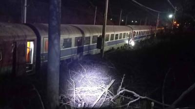 Accident feroviar în Teleorman. Patru persoane rănite după ce un tren de pasageri a oprit brusc pentru a evita coliziunea cu un vagon deraiat al unui marfar