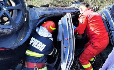 Șofer găsit mort după 12 ore, într-o mașină răsturnată în afara șoselei