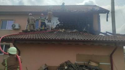 FOTO 📸 Incendiu la o casă din comuna Râfov. Intervin patru echipaje ISU