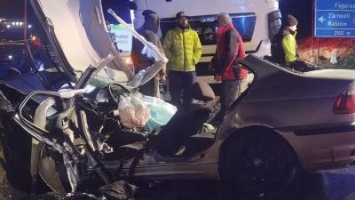 FOTO 📸 Accident cumplit azi-noapte, cu două autoturisme și un TIR, pe DN1, la Predeal